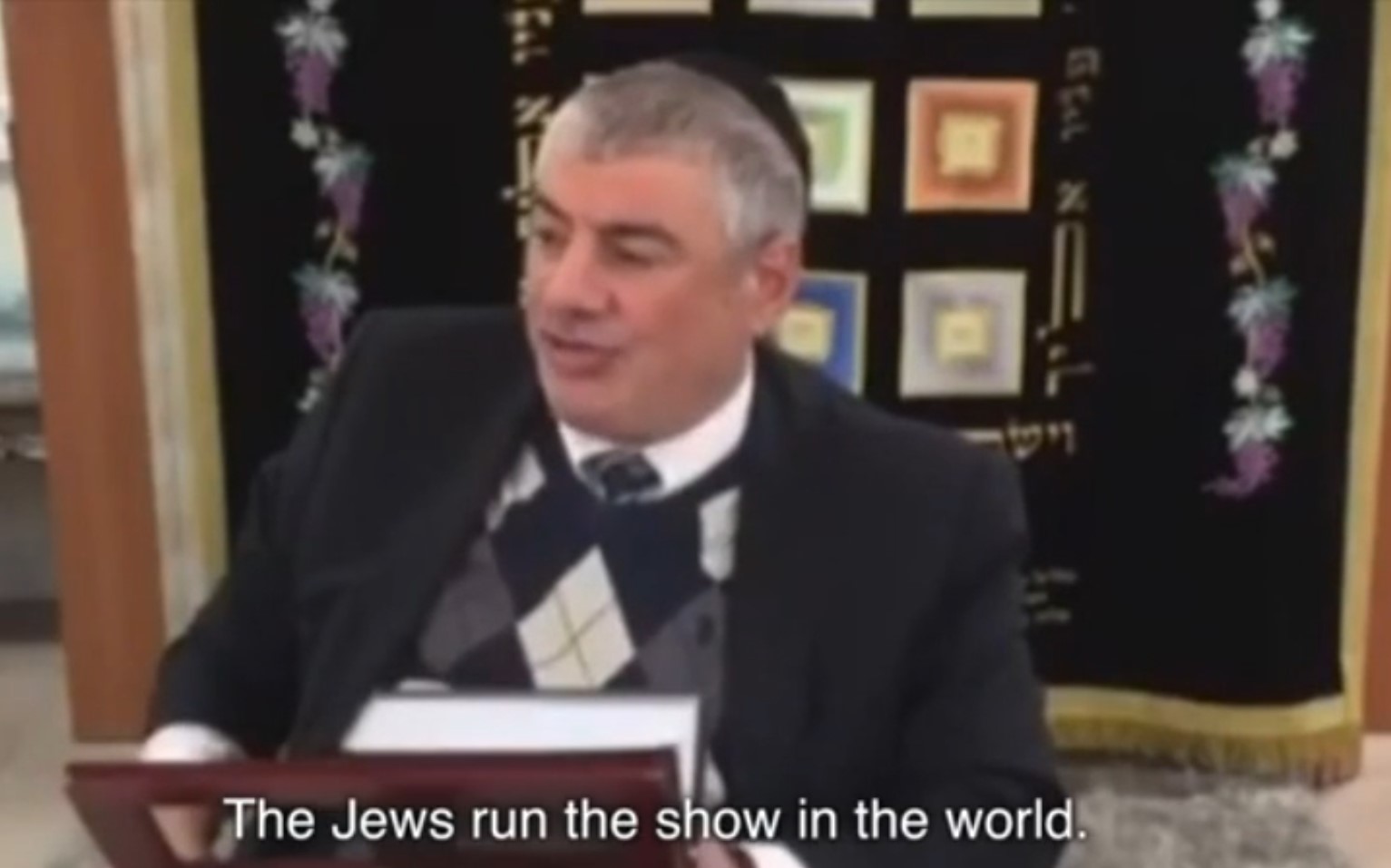 Screenshot 32jews run the show