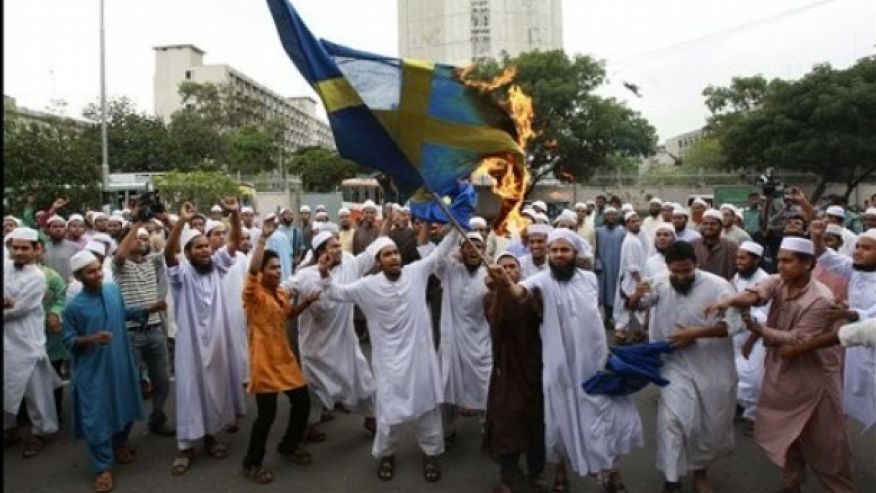 Islamics burn Swedish flag